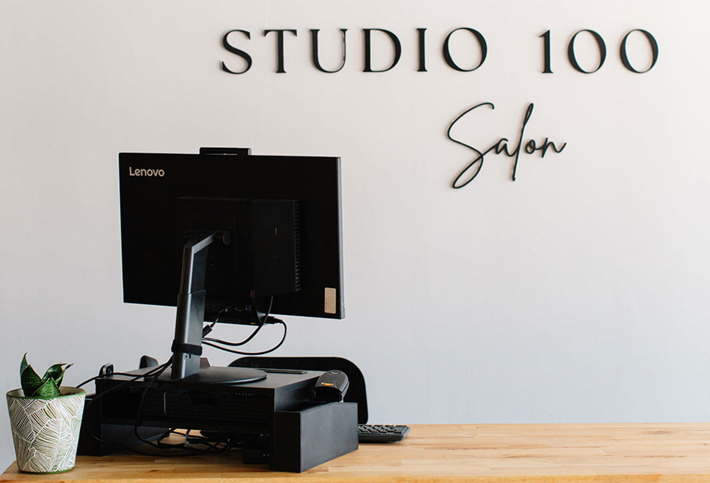Studio-100-Desk